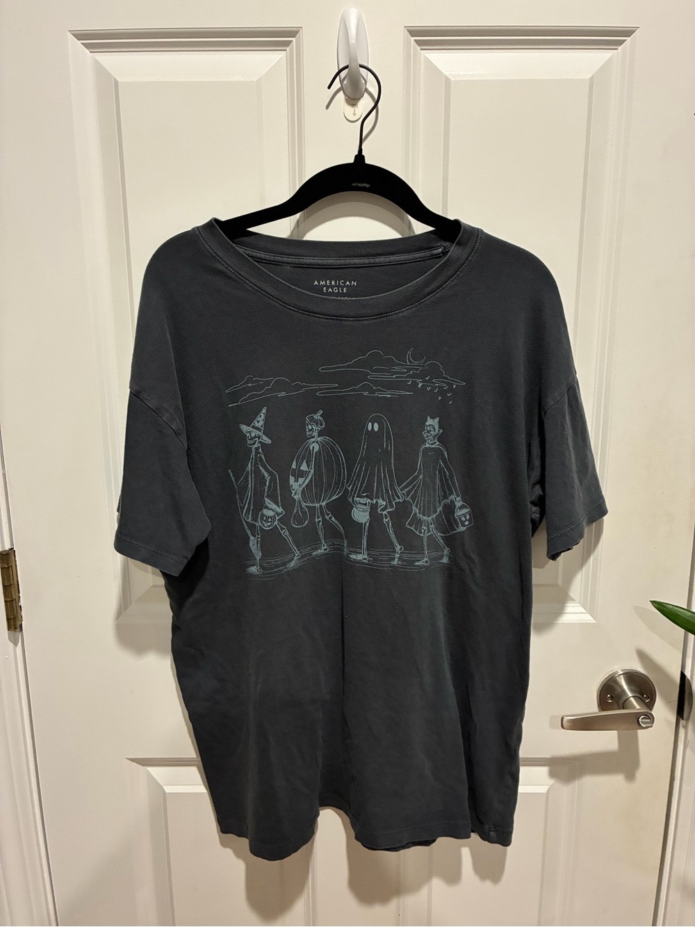 American Eagle Outfitters Black Short Sleeve Halloween Graphic Tee